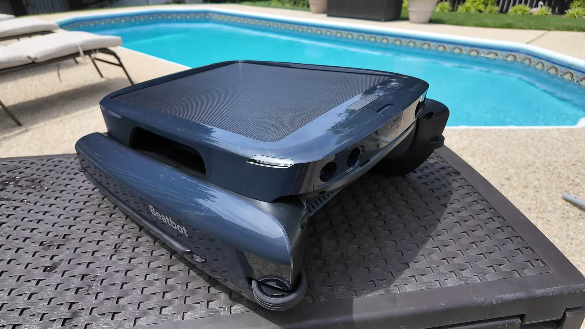Beatbot iSkim Robotic Pool Surface Skimmer Review: Worth It? — photo 1