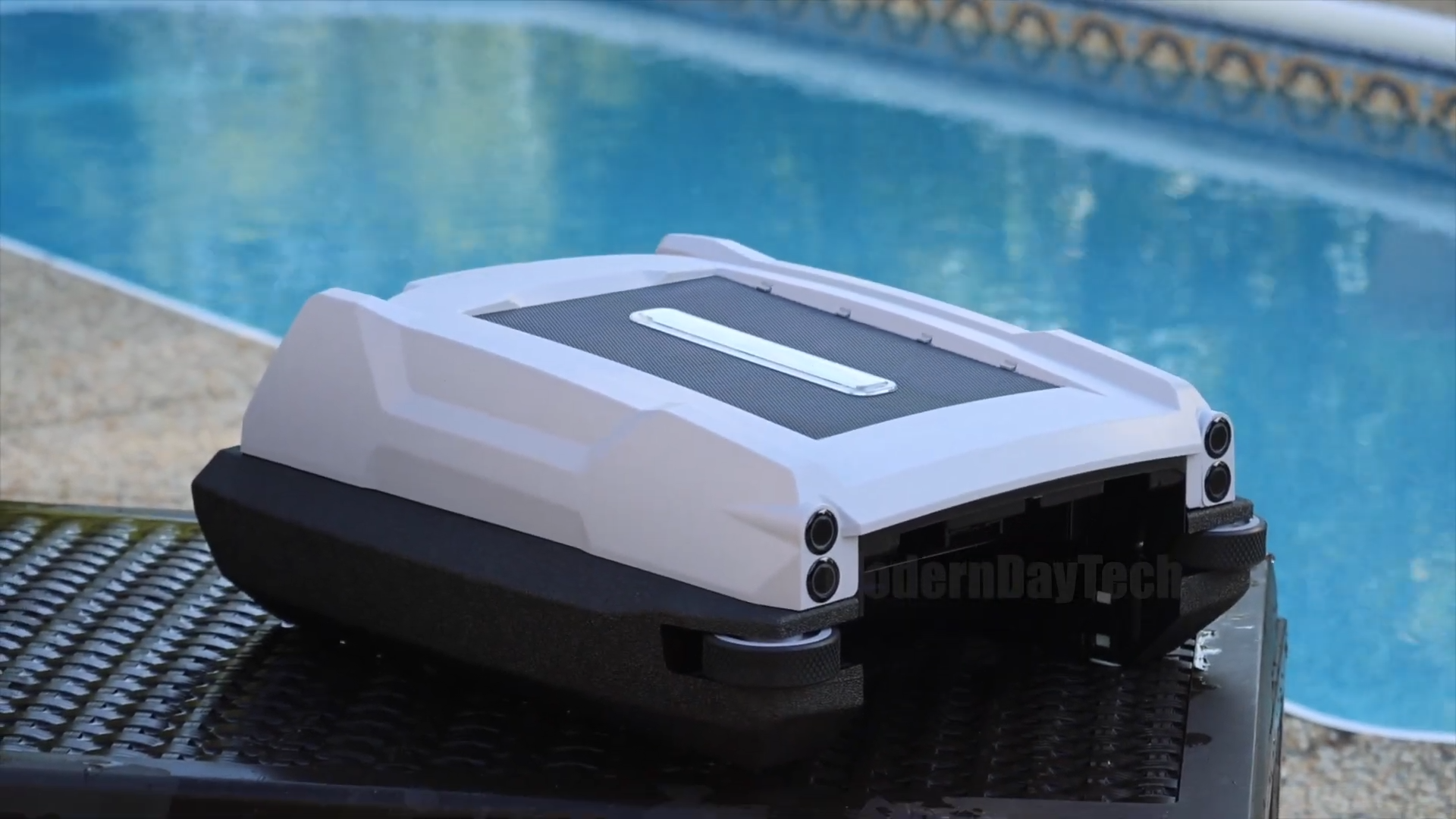 Betta Neo Solar-Powered Robotic Pool Skimmer: Worth It? — photo 1