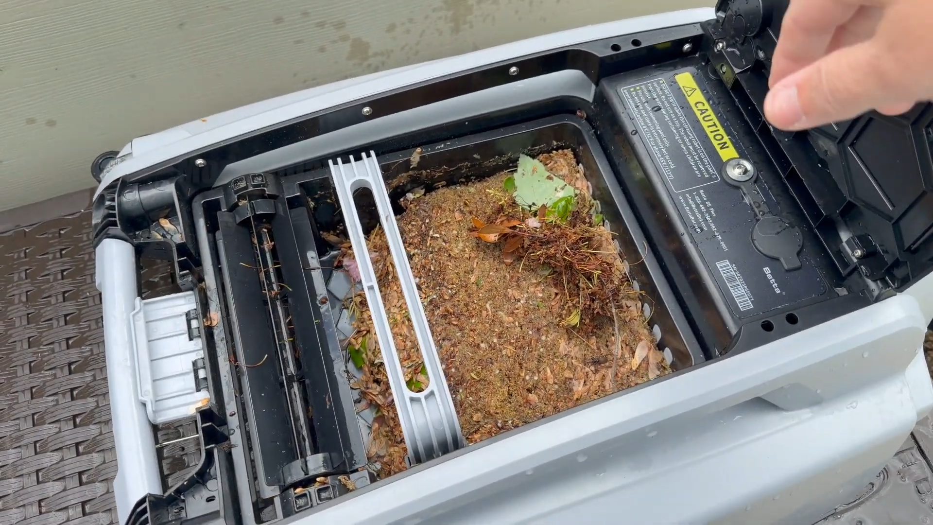 Betta Neo Solar-Powered Robotic Pool Skimmer: Worth It? — photo 2