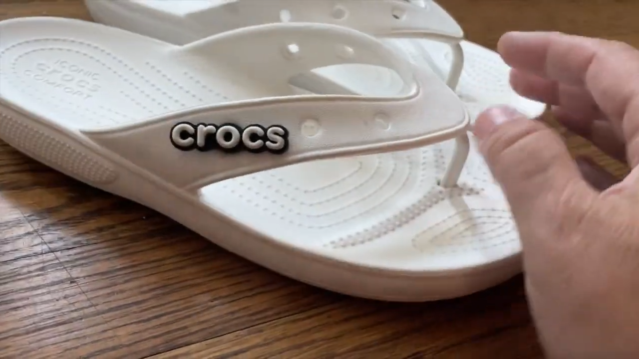 Crocs Unisex Adult Classic V2 Flip Flops Review — photo 3