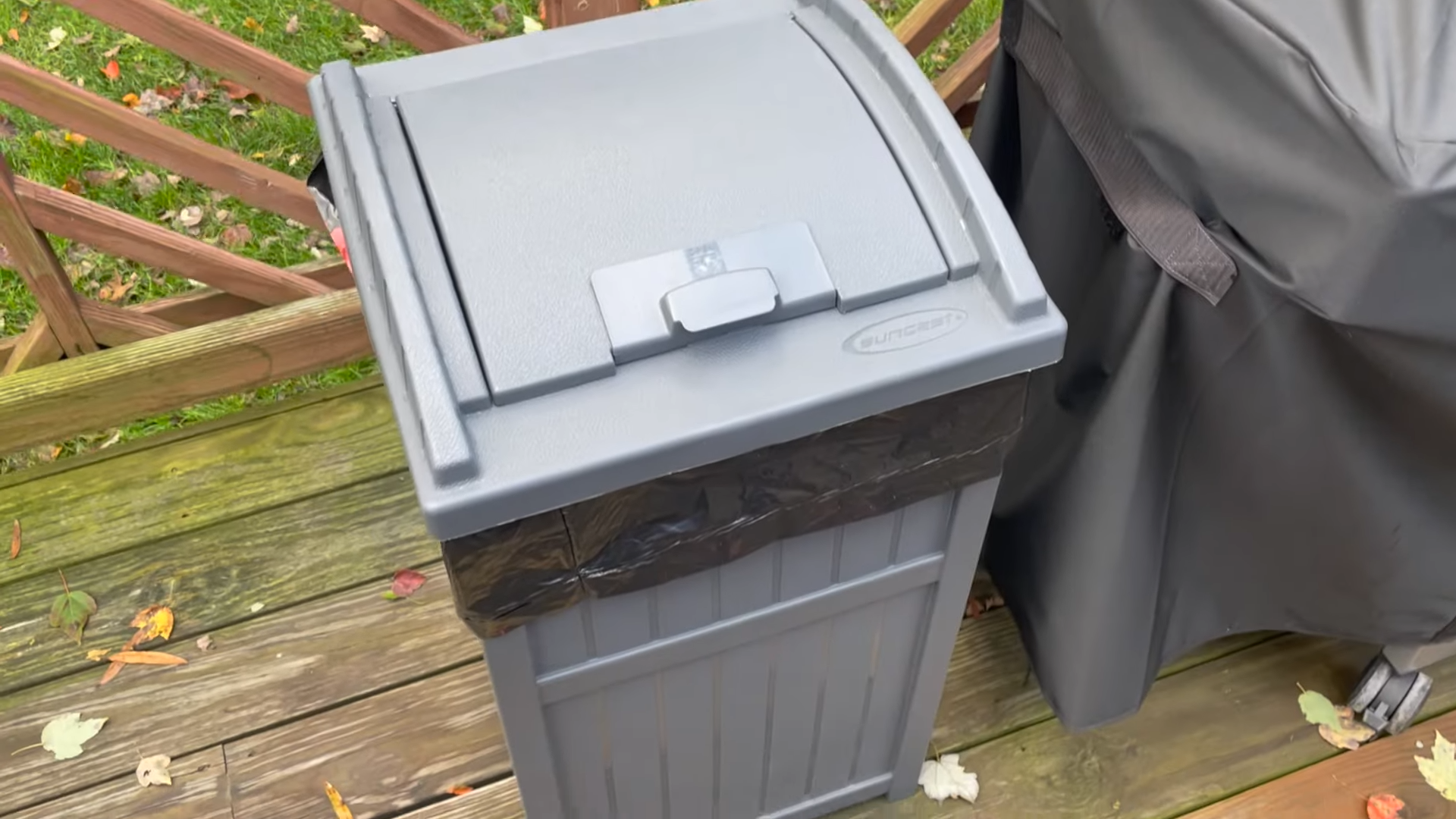 Suncast 33-Gallon Outdoor Trash Can Review — photo 1