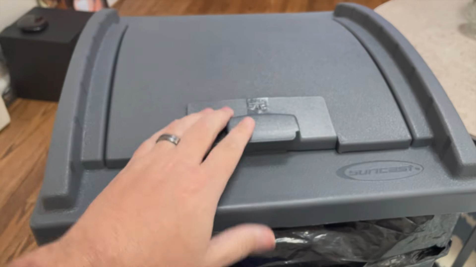 Suncast 33-Gallon Outdoor Trash Can Review — photo 2